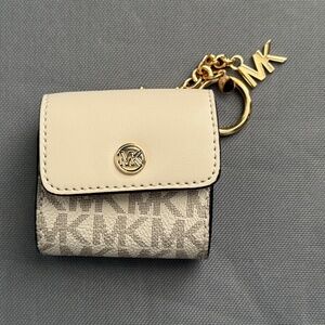 Michael Kors Jet Set Logo AirPods Case | Cream | EUC